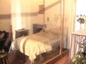 Az üvegfal mögött érintetlenül Kalazanci Szent József szobája